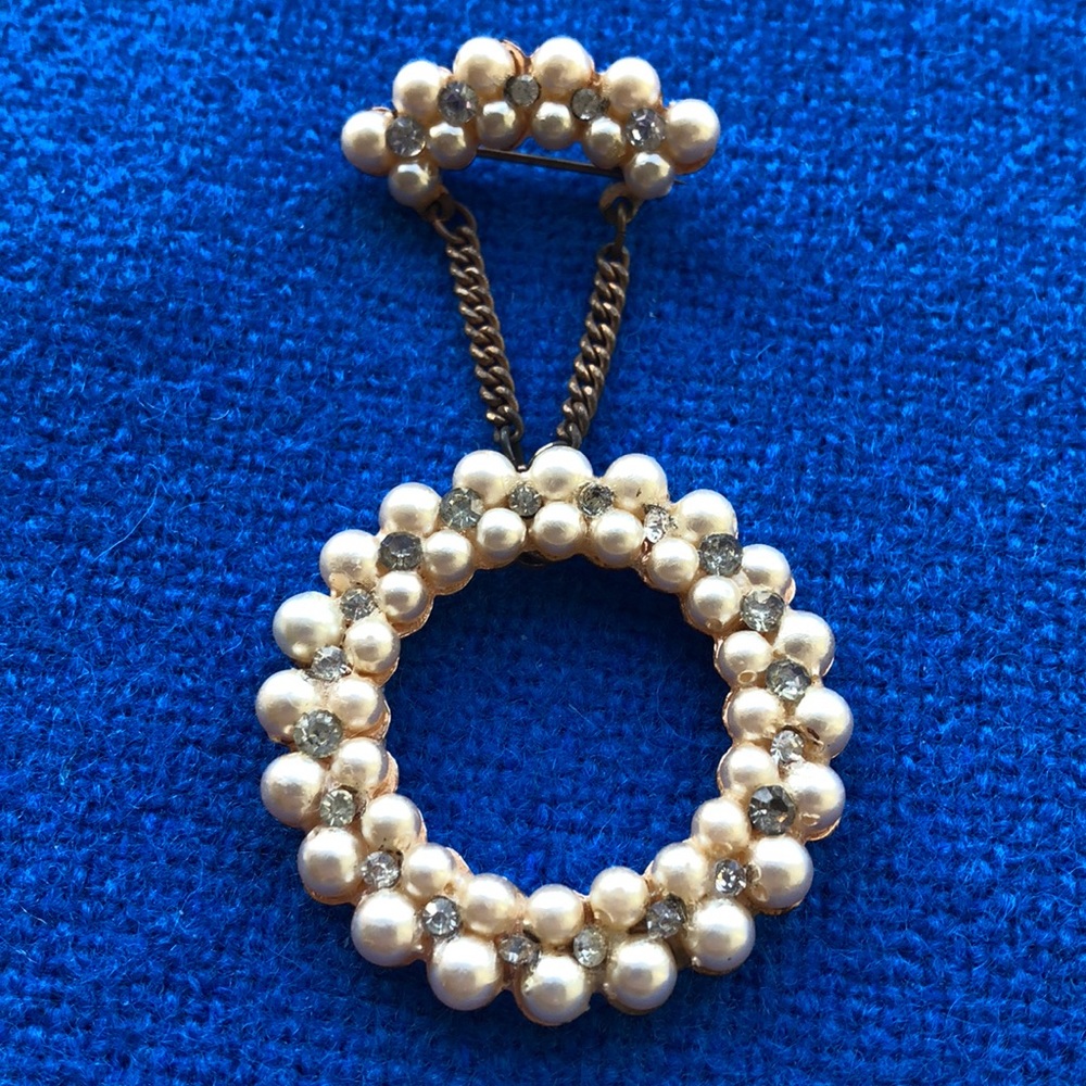 Vintage faux pearl 2 part Rhinestone pin